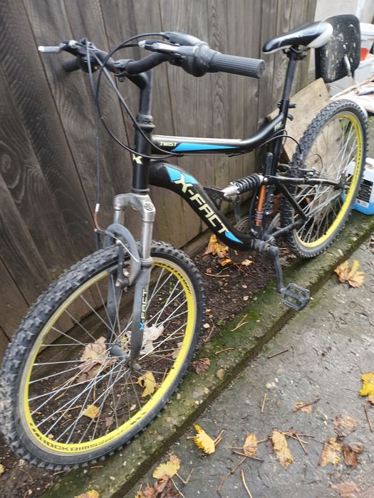 Bicicletă cu suspensii