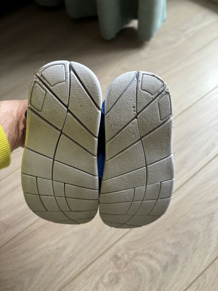 Sandale minioni marimea 24