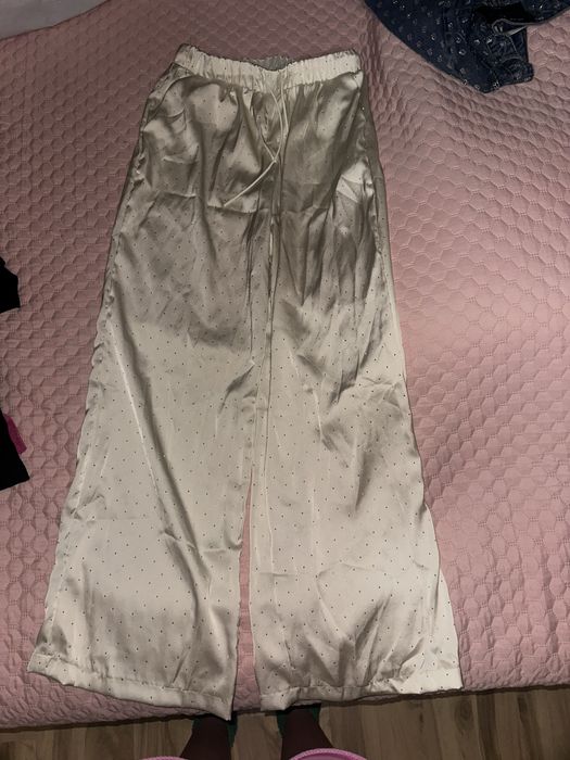 Млечно бял дамски панталон с камъни