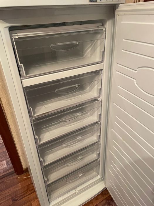 Продам стоячий морозильник