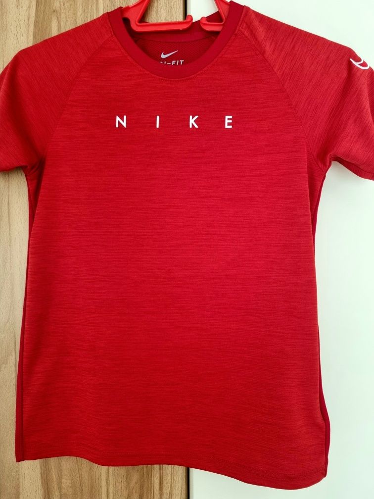 Детска червена тениска Nike 137-147