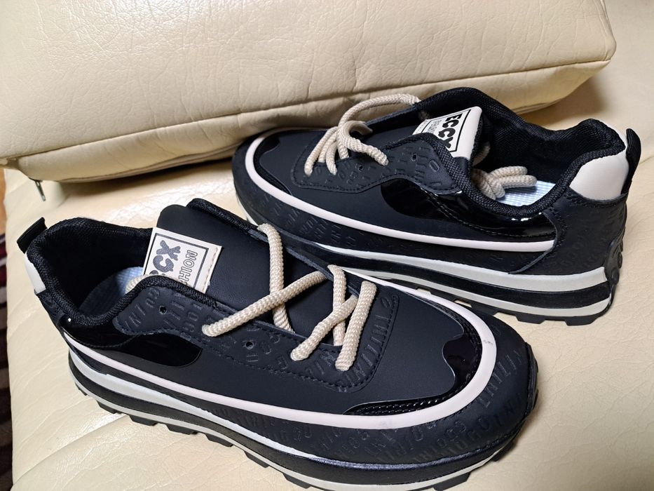 Плодавам чисто нови спортно елегантни обуфки 43 номер .