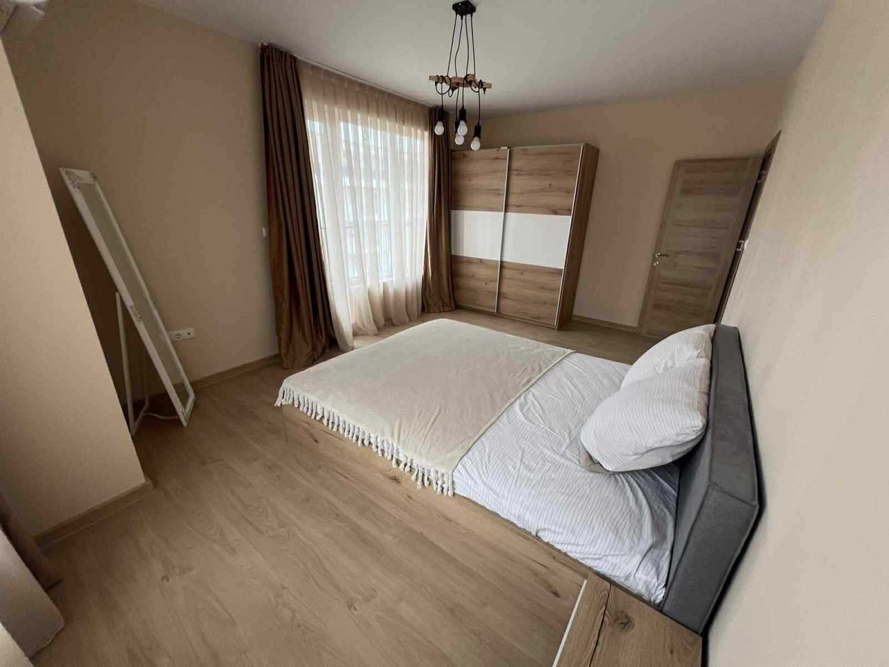 Дава се под наем Тристаен апартамент в Пловдив, Остромила - 100 кв.м за 612 € - Снимка #2