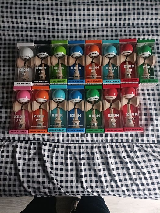 Kendama pop krom ultimele culori și bucăți ce se vede in imagine