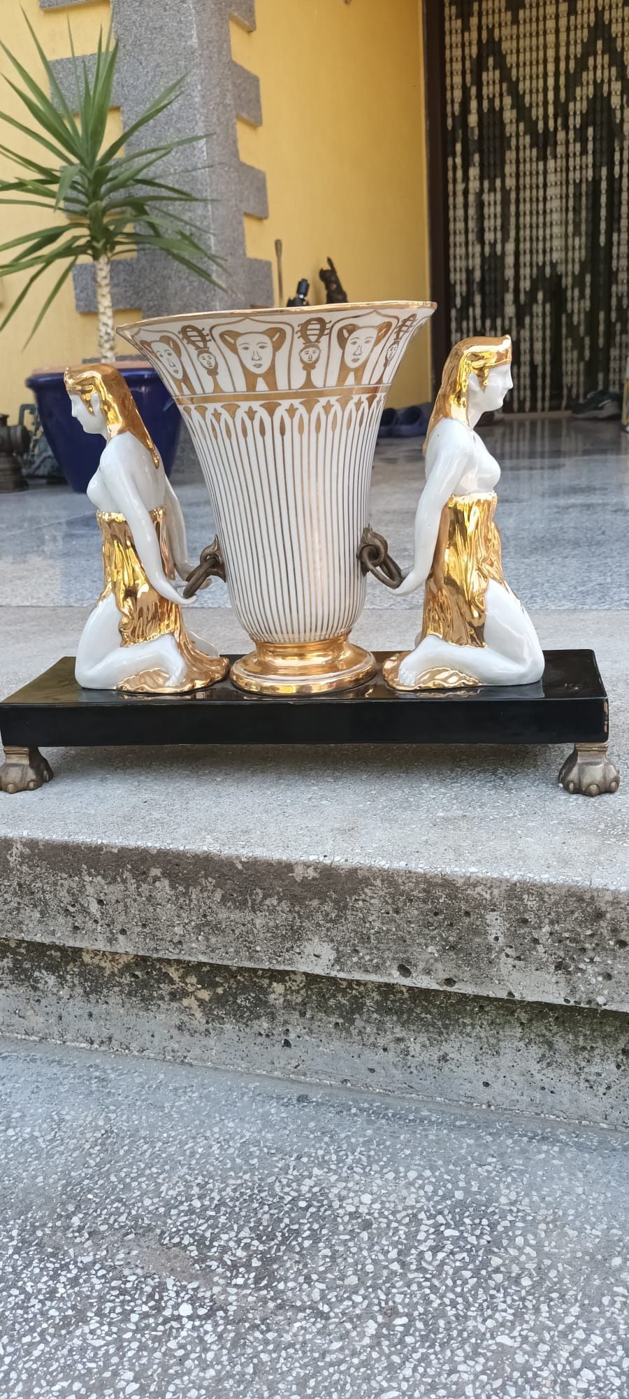 Dagoty,Obiect vechi din porțelan, Semnat!