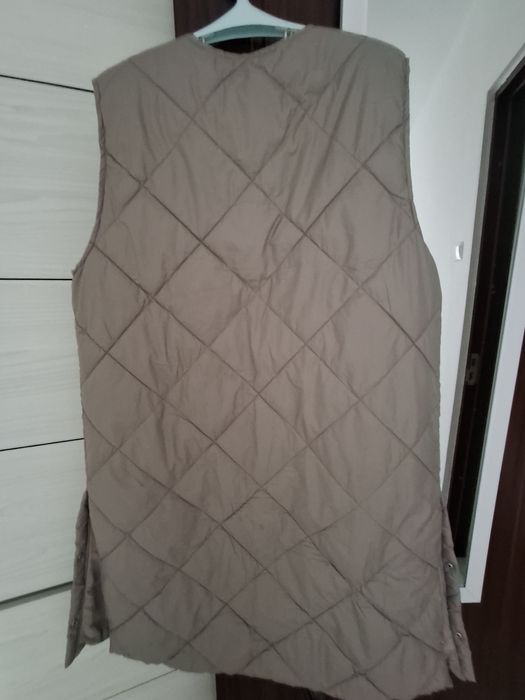 Vestă lungă h&m , cu capse si buzunare.