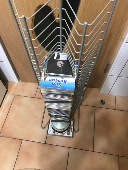 Suport metalic(pt.cd-uri,casete,etc)