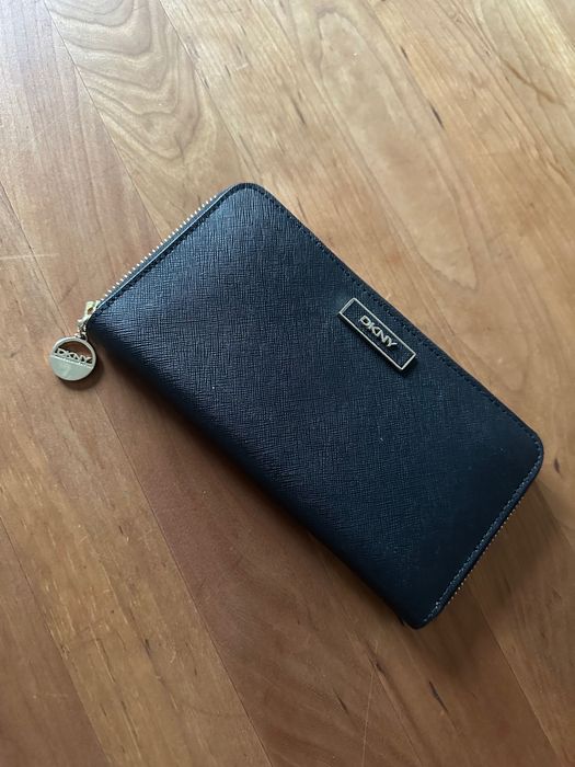 Продавам черен дамски клъч Donna Karan и черен дамски портфейл