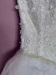 Rochie de mireasă tip prințesă – corset cu dantelă și strasuri