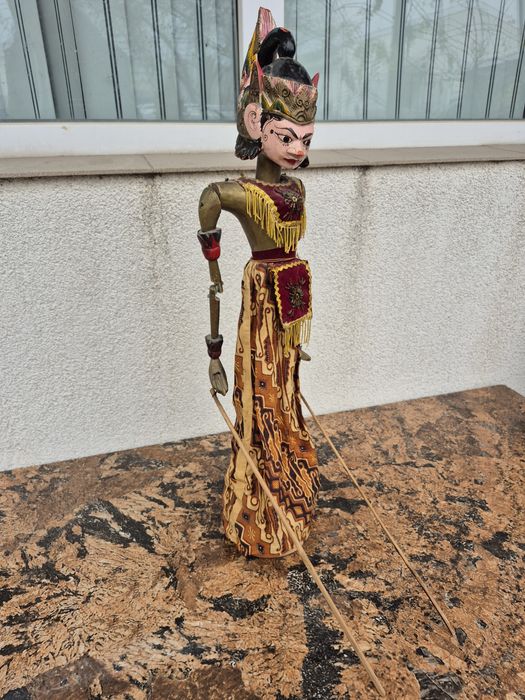 Vand o papusa statatueta,made in Indonezia , vechime -35-50 ani minim