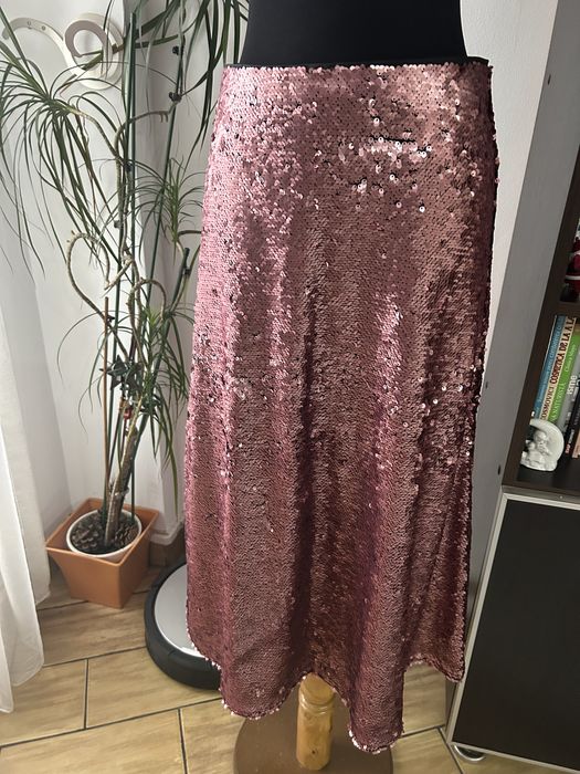 Fusta H&M , midi, paiete roze, noua , marime 36