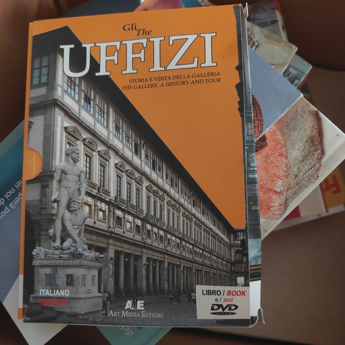 Carte și DVD despre Galeriile Uffizi