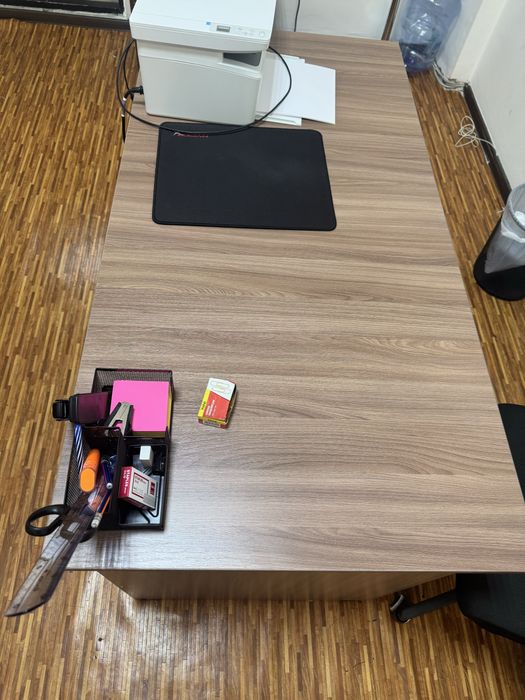 Стол с двумя тумбочками