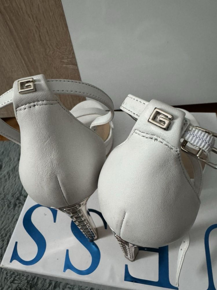 Бели сандали Guess