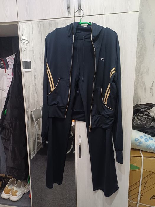 Продаётся фирменный спортивный комплект