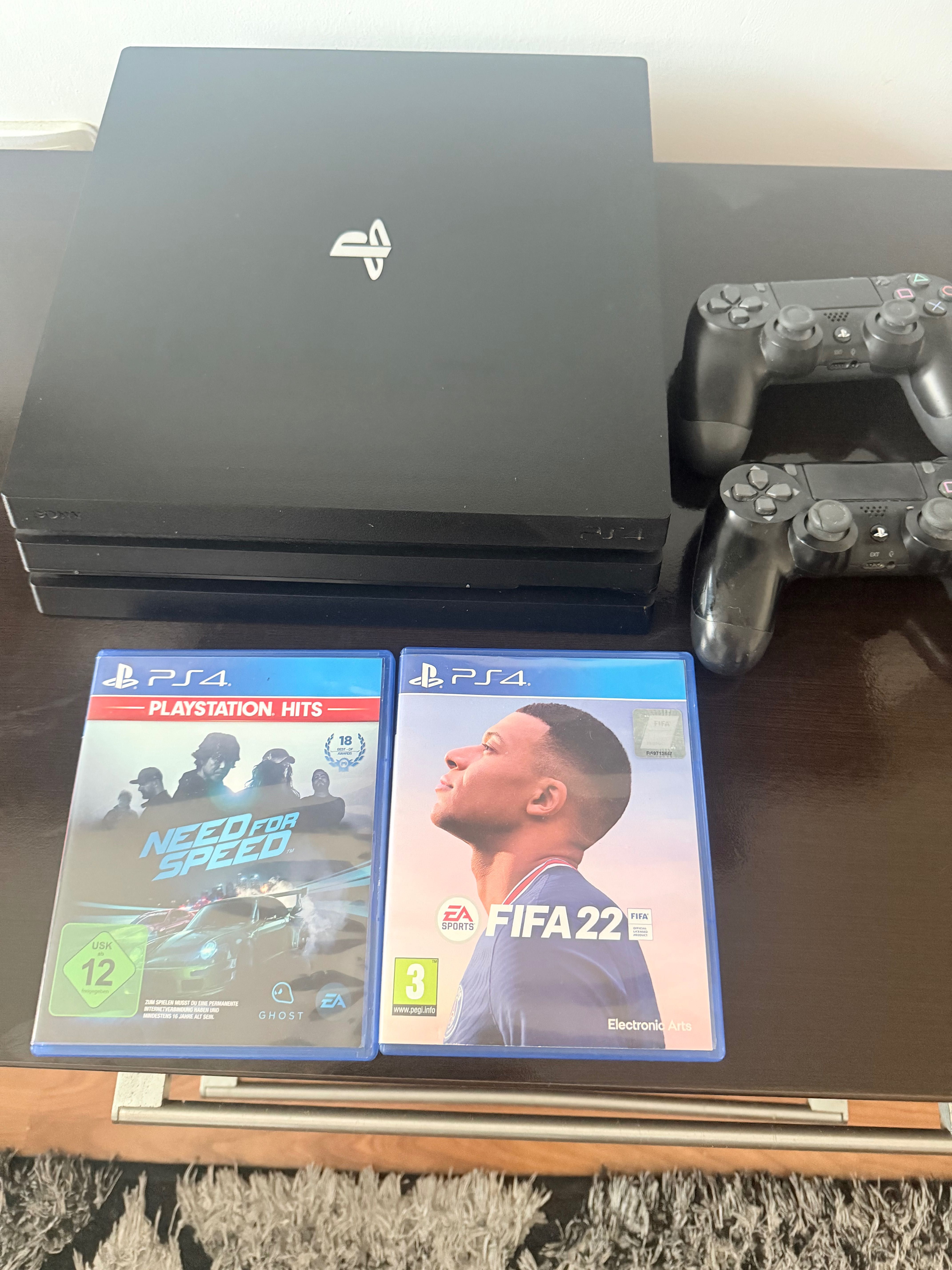 PS4 pro ,stare foarte buna, funcționează perfect, puțin utilizat