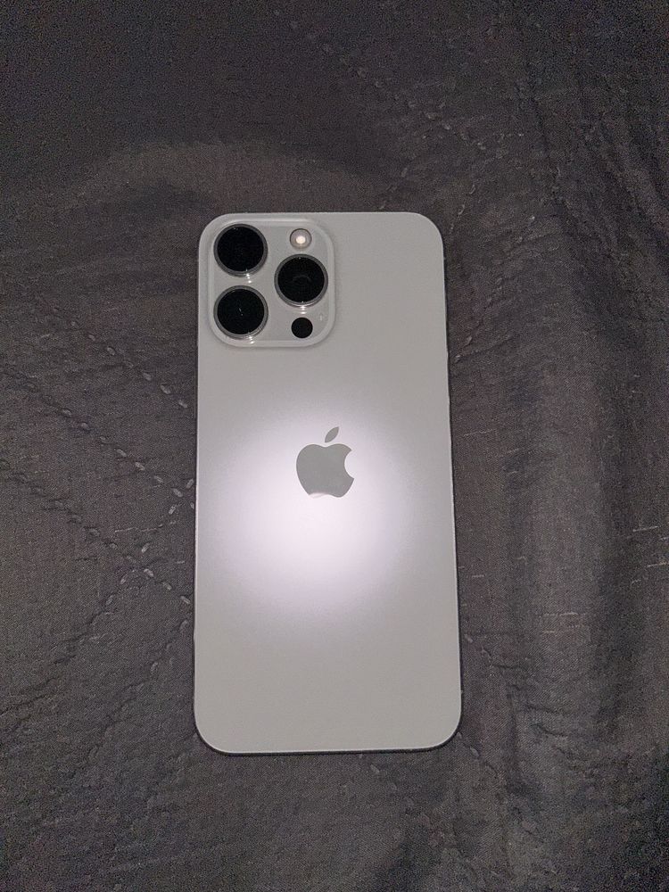 Iphone 15 pro max 256gb бял