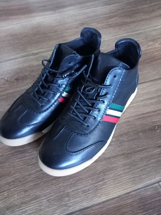 Продам кроссовки кожанные. Новый. Размер 39.