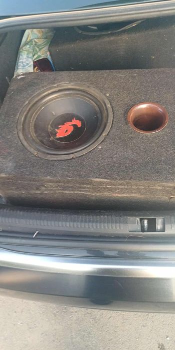 Vând două subufere auto cu tot cu stație stația e nouă și are garație