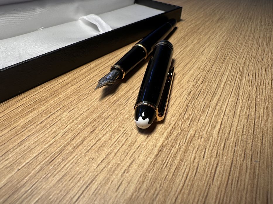 Stilou Mont Blanc negru cu auriu, penita aurie si argintie, rezerva/ce