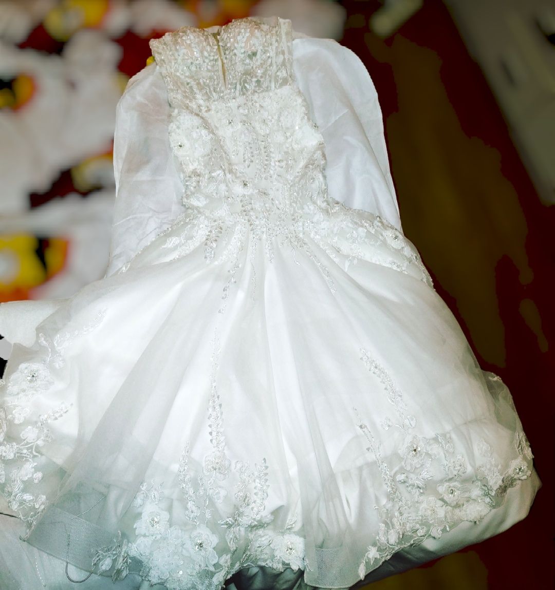 Rochie alba de mireasa tip sirena,La Novia