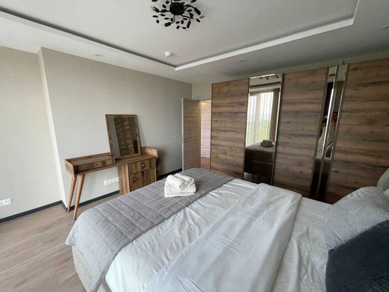 Дава се под наем Двустаен апартамент в Бургас, Лазур - 80 кв.м за 1224 € - Снимка #3