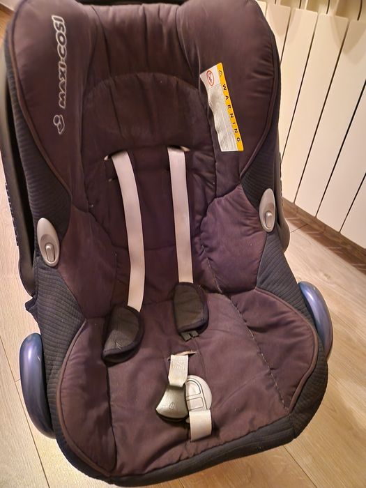 Scoică bebeluși Maxi Cosi Cabrio Fix cu bază cu picior în podea