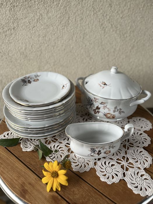 Set de cina din portelan fin cu margini aurii. CHODZIEZ.