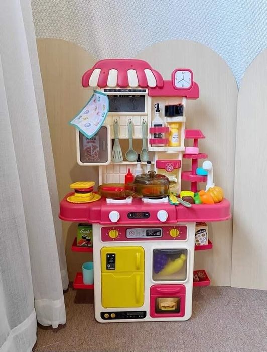 Кухня със светещи котлони, пара и мивка с течаща вода 70 см с 48 части