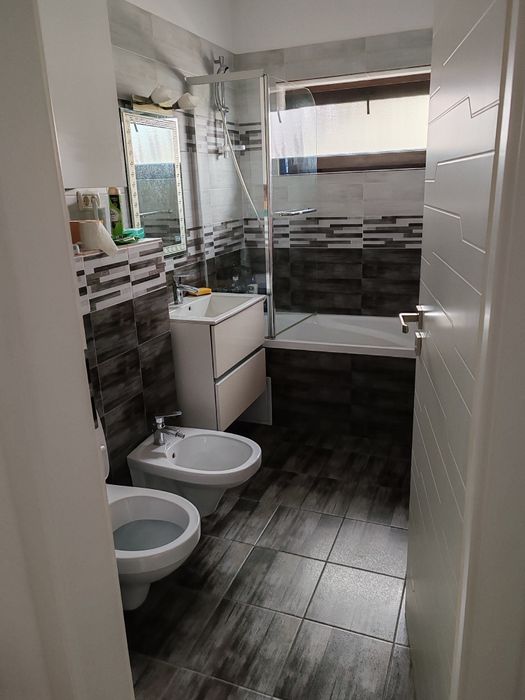 Vând apartament 3 camere. 194 mp teren în proprietate. 2 locuri parcar
