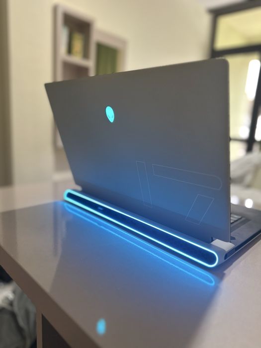 Продавам Alienware x17 R2 (i9 / 64GB RAM / RTX / 1TB SSD)