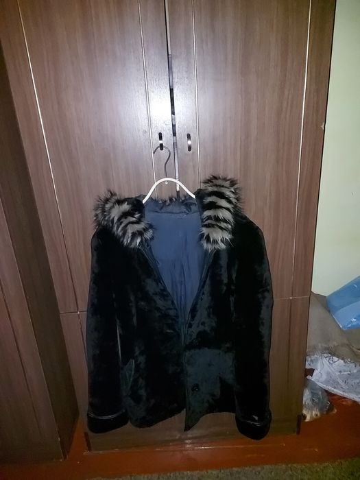 Продам  шубу  маской  котик    женскаю  раз  48