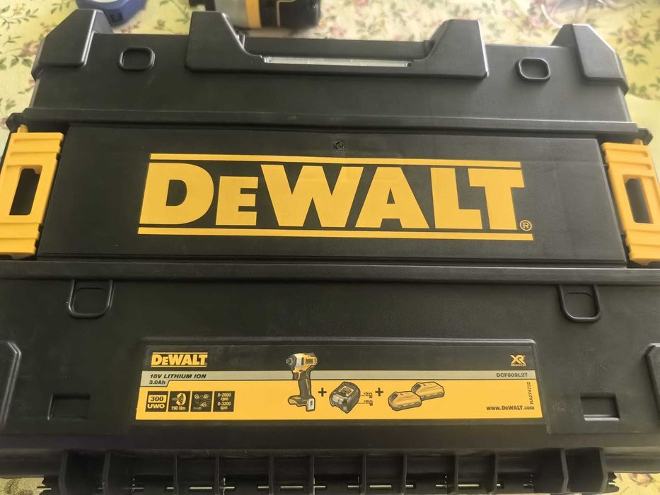 DeWalt Mașină de găurit și înșurubat cu impact 190 NM+2 acumulatori