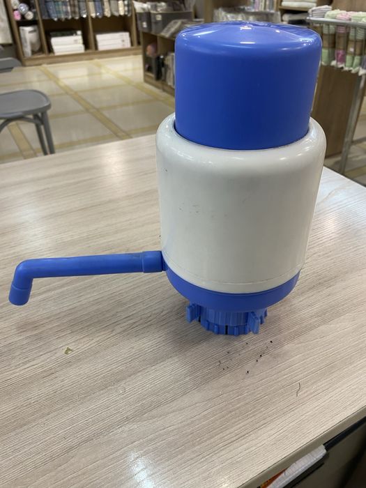 помпа механическая для воды в 19 л бутылях