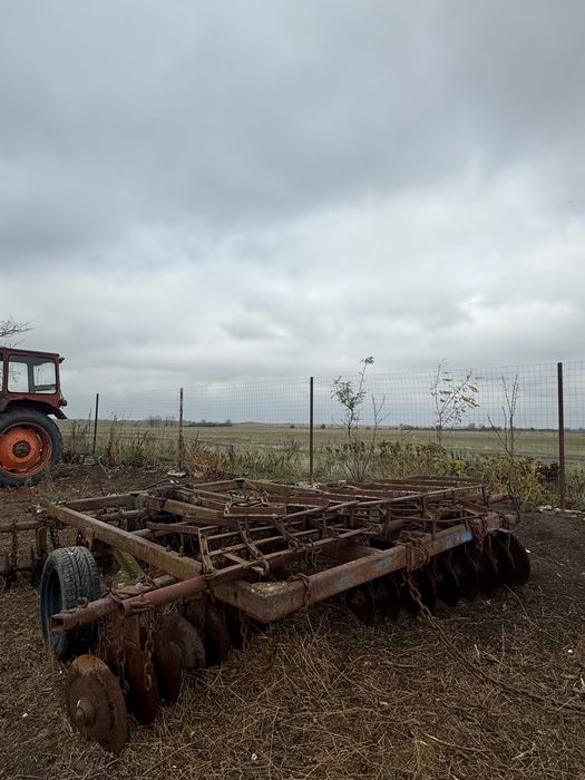 Vand/ schimb tractor u650 cu tot cu disc, plug, remorcuta