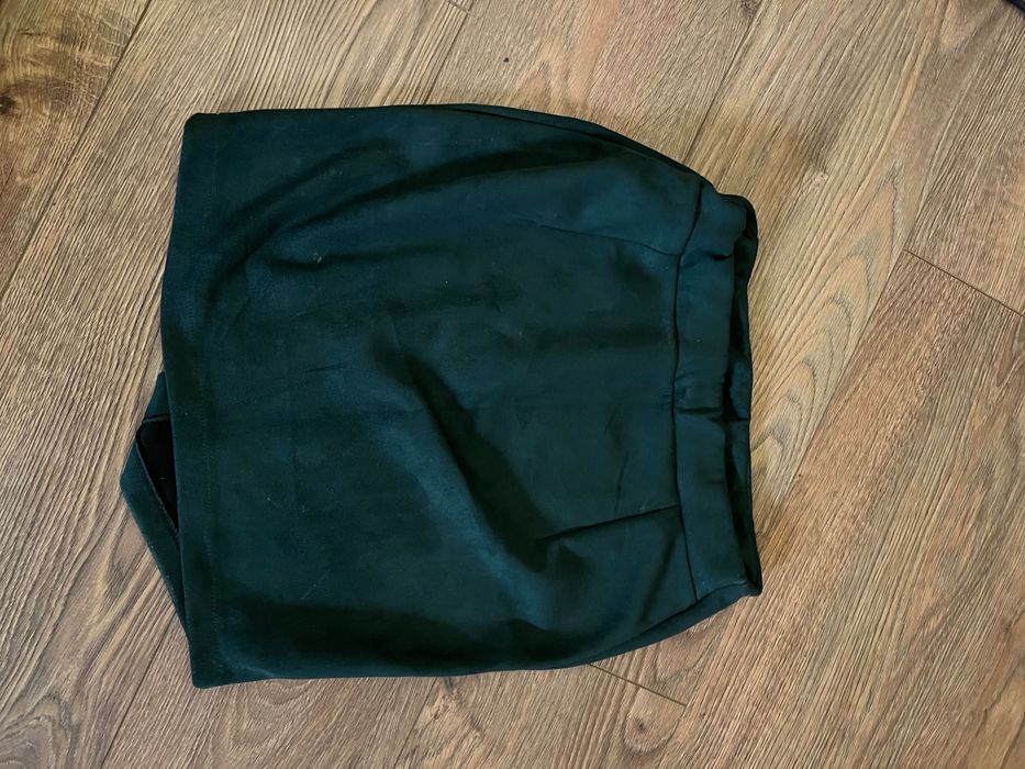 Велурена пола със златни копчета