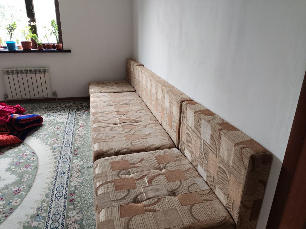 Диван почти новый и два кресла