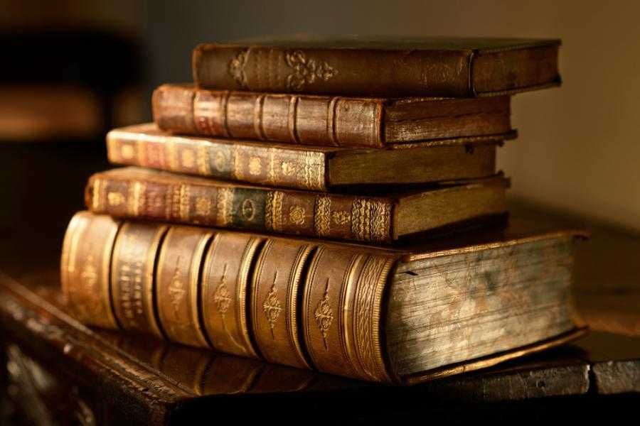 Продавам стари книги