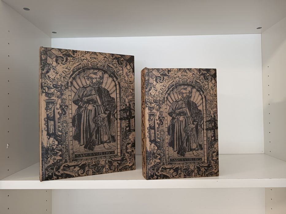 Продавам статуетка, подаръчни кутии