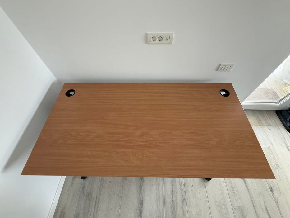 Vand birou reglabil pe inaltime