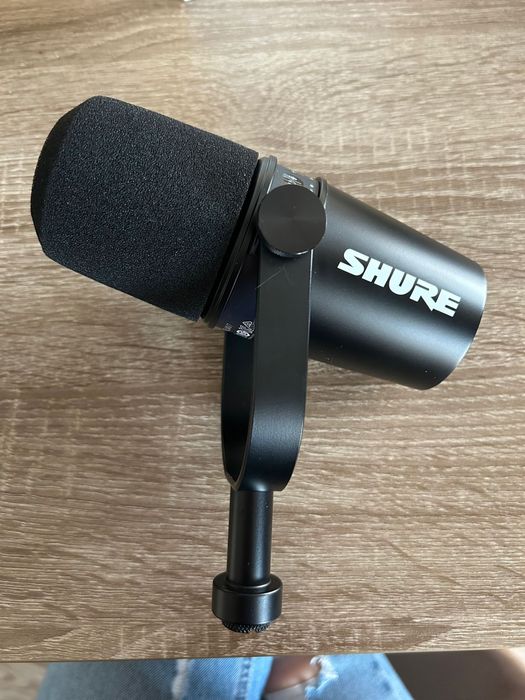 Microfon Shure MV7 pentru podcast