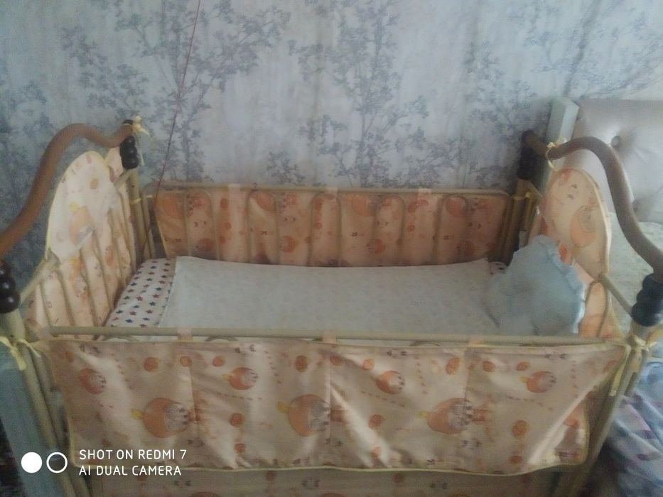 Детская кроватка с матрасом и подушкой