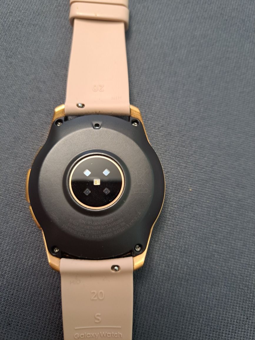 Продавам смарт часовник Samsung Galaxy Watch 42mm