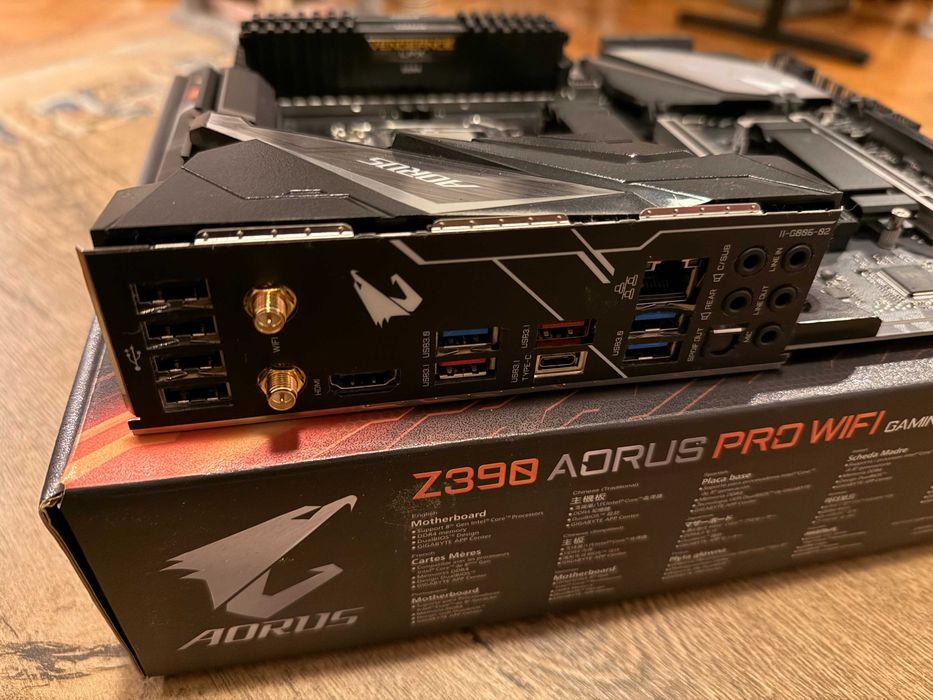 Vand placa de baza Aorus Z390 Pro Wifi cu 32GB RAM DDR4