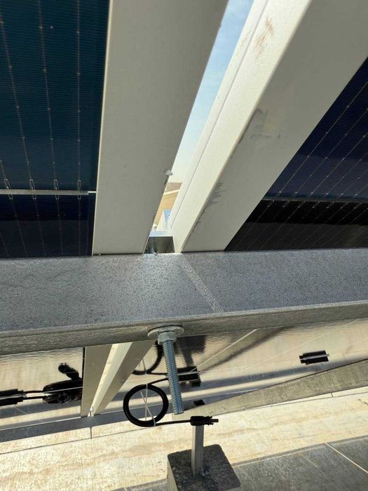 Quyosh panellarini o'rnatish. Установка солнечных панелей.