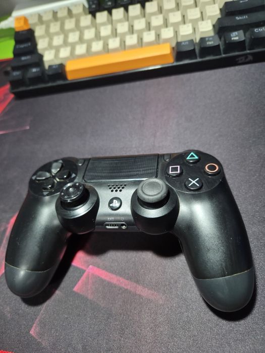 Vând ps 4 cu 3 manete si 15 jocuri