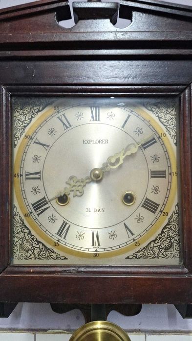 Ceas mecanic de perete cu pendul.