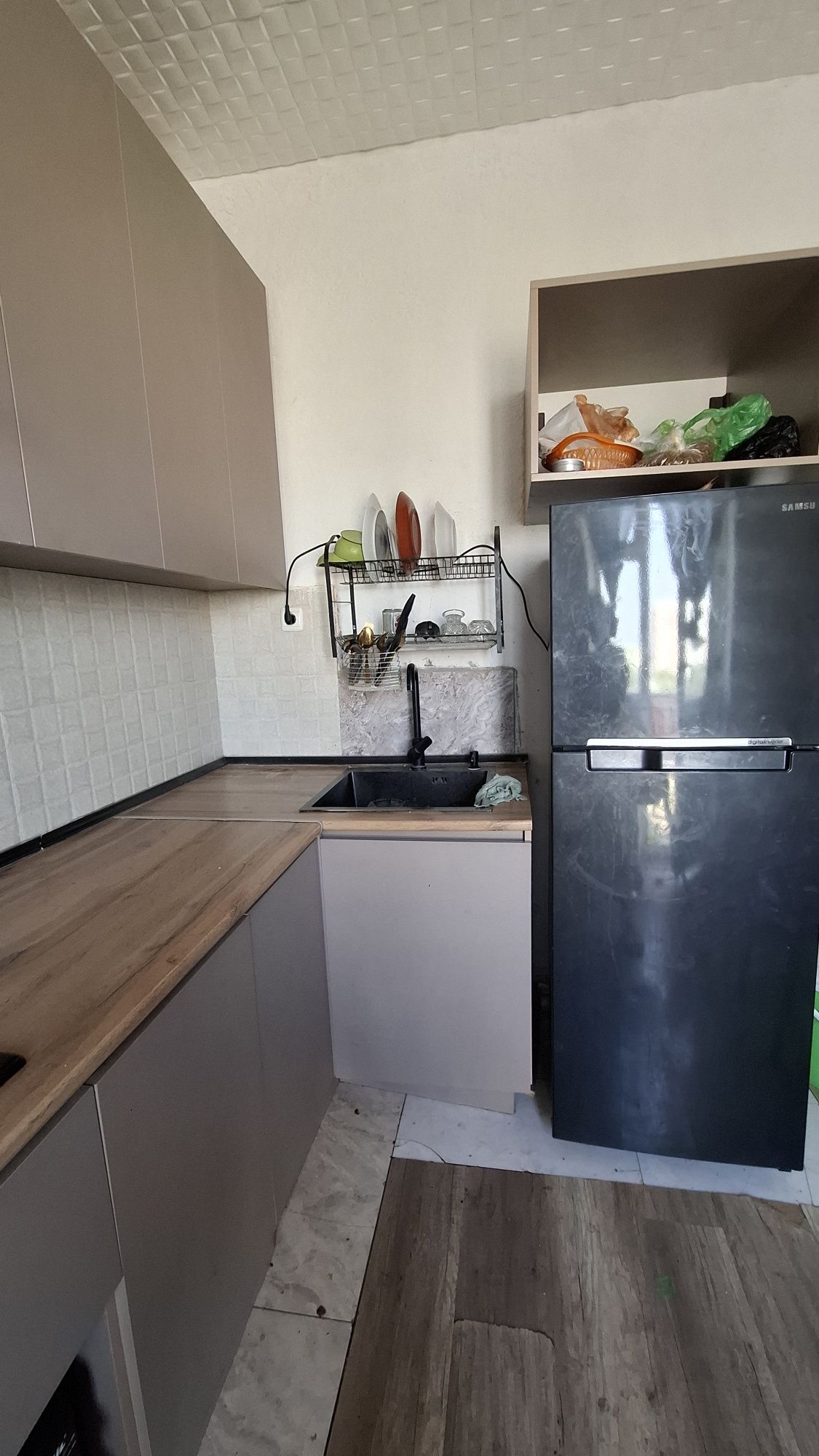 Kuhinniy sotiladi. Gaz vitichkasiz