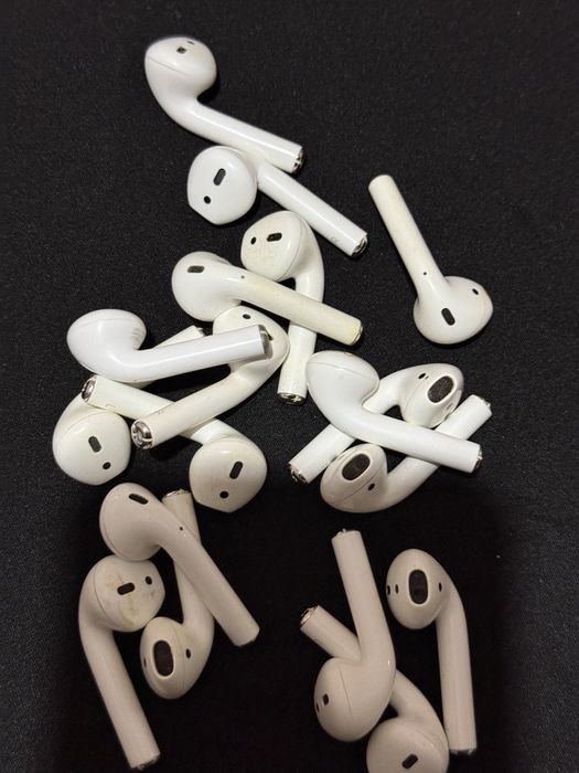 Продам наушники оригинал левый ухо и правый ухо airpods 2