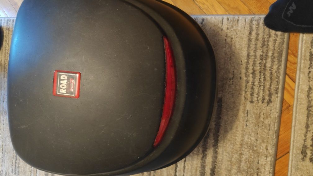 Vând topcase cu monlolock + parbriz